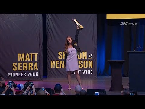 لحظة تكريم روندا راوزي في قاعة مشاهير UFC