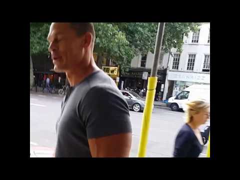 نجم يوتيوب بريطاني يضايق ويزعج جون سينا في لندن (فيديو)