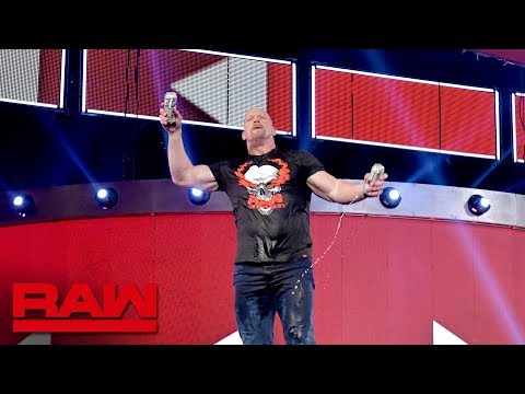 أسطورة WWE يعلن عن إدارته لعقد سترومان ورولينز الرو القادم