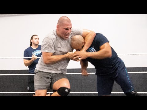 نجم القتال العنيف يُقابل نجوم WWE الصاعدين