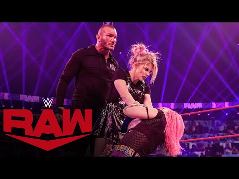 نجم WWE السابق يُقلد إليكسا بليس (فيديو)