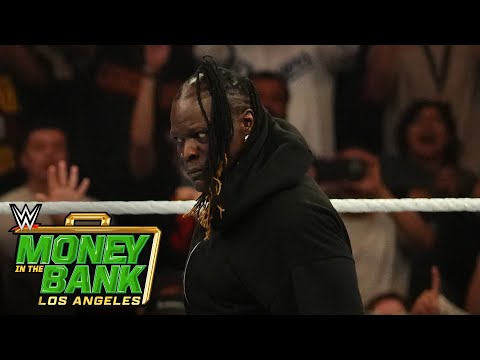 تريبل إتش يعلق على عودة آر تروث إلى WWE