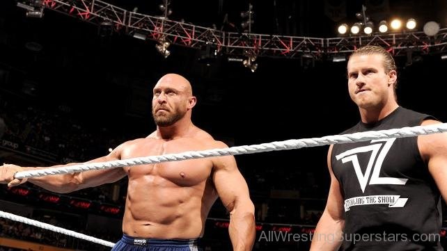 رايباك يدعم المذيع الشهير في هجومه على WWE ويكشف عن تهديدها له!