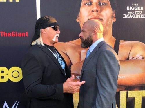 هولك هوجان يظهر فى احتفالية WWE ويلتقى بتربل اتش
