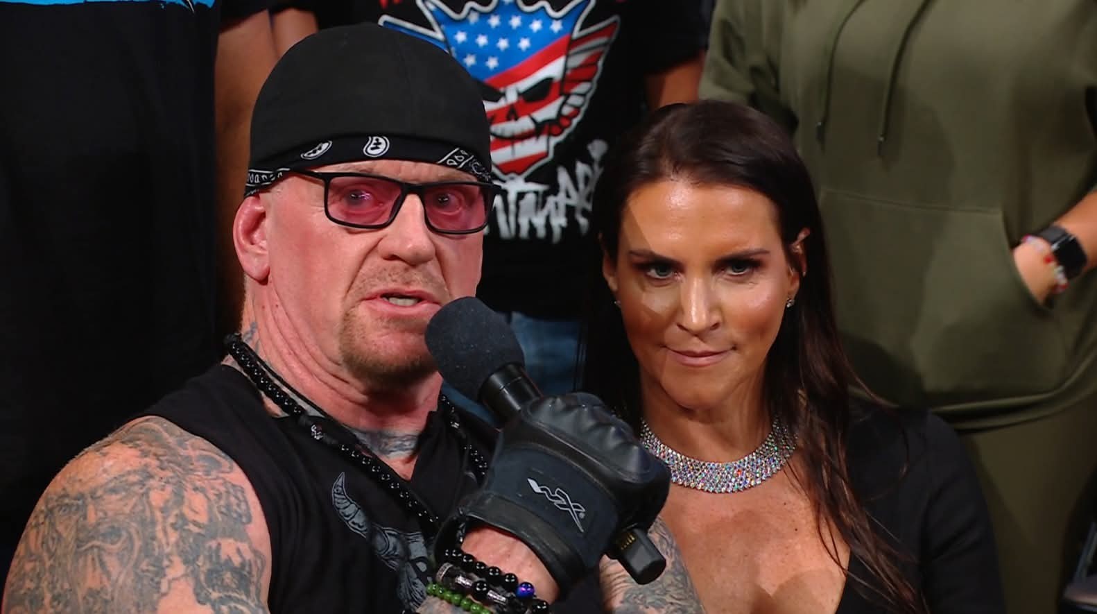 أندرتيكر يفاجئ ستيفاني مكمان بإعلان انضمامها لقاعة المشاهير 2026