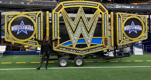 احتفالية WWE ببيع تذاكر ريسلمينيا 38 في استاد تكساس (صور)