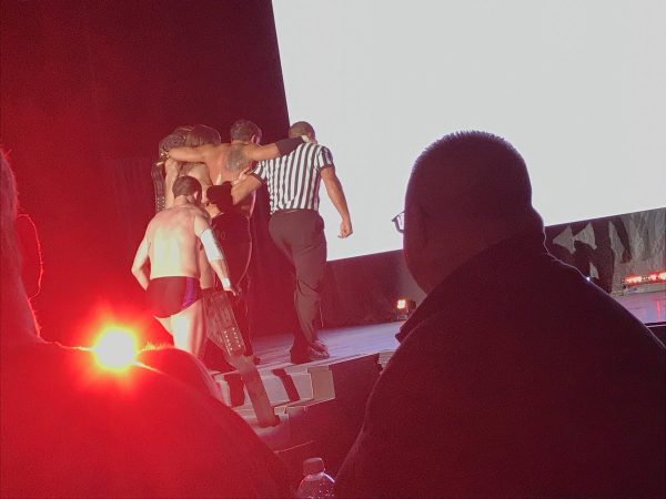 إصابة مُحتملة لنجم NXT في إحدى العروض المحلية (صور)