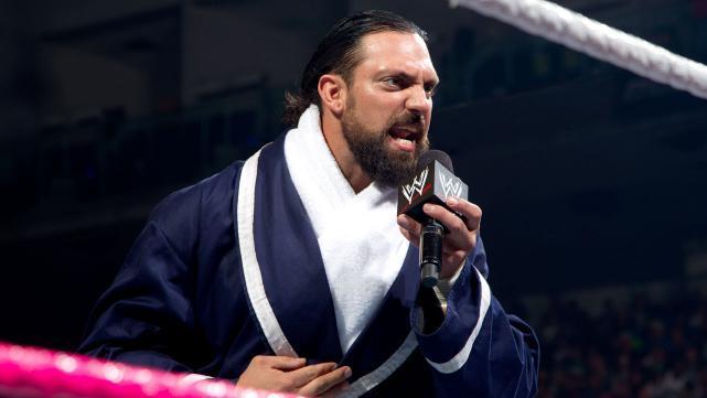 لماذا لم يمارس داميان ساندو الكثير من السياسة خلال عمله مع WWE؟