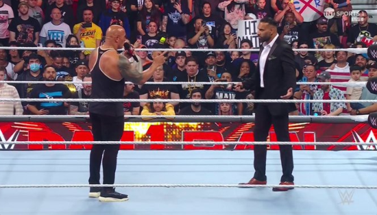 عودة دوين ذا روك جونسون إلى WWE أمس، ويثير التكهنات حول نزاله ضد رومان رينز