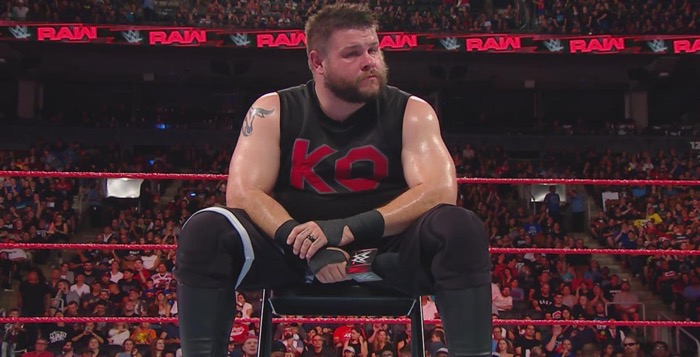 ماذا قال كيفن أوينز عن عودة أورتن وبانك لحلبات WWE؟