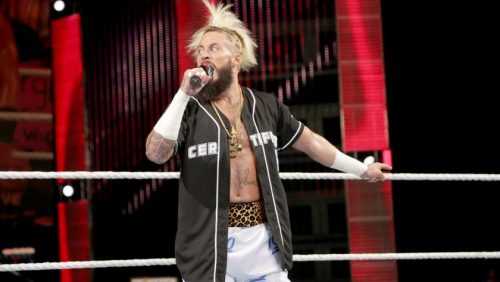 نجم WWE السابق يعود إلى الحلبات