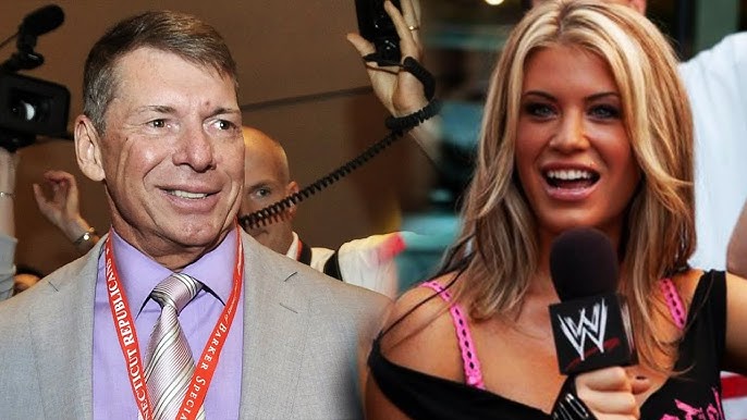كاتب سابق في WWE يكشف عن قصة فاضحة تتعلق بفينس مكمان وأشلي ماسارو